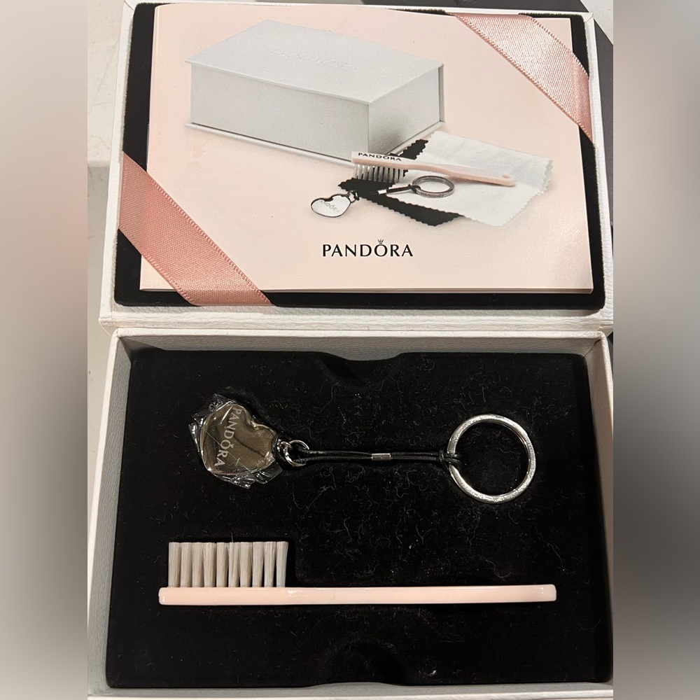 Pandora Jewelry Collectors HEART KEY CHAIN Cleaning Kit Gift Set Brush Pouch Box